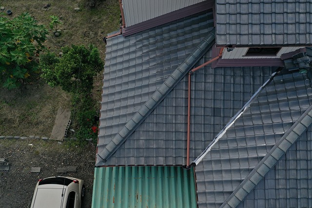 雨樋や谷板金の状態も見える